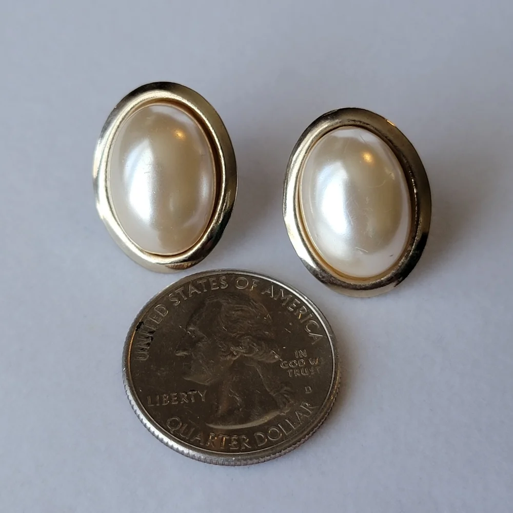 Vintage Faux Pearl Gold Tone Oval Post Earring